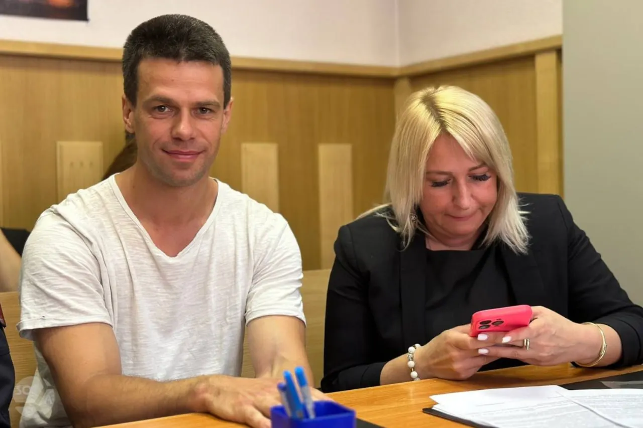 Ленинский суд Петербурга признал градозащитника виновным в «демонстрации экстремистской символики» из‑за старой ссылки на Instagram и назначил 10 суток ареста, что лишает его возможности участвовать в выборах.