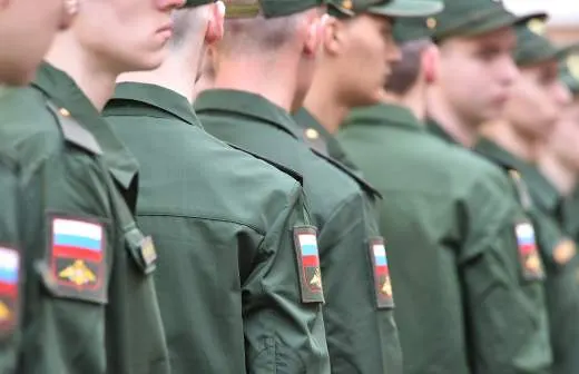 Правительство поддержало законопроект, позволяющий направлять призывников на службу в пожарные подразделения МЧС — для тушения пожаров и аварийно‑спасательных работ в городах и селах. В ведомстве оценивают потребность до 5 тысяч человек из‑за сокращения сменных караулов и низких зарплат.