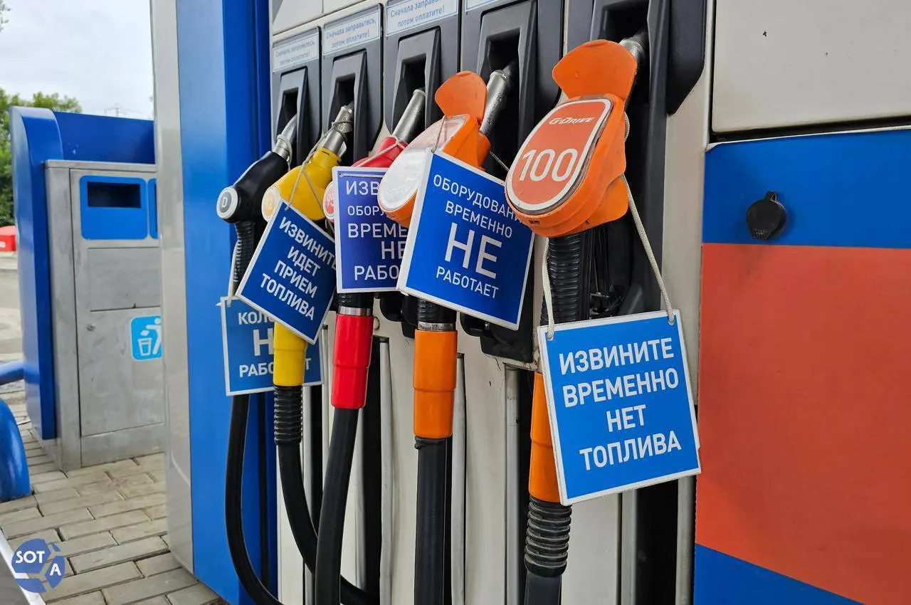 Медианные цены на бензин выросли за год на десятки процентов: АИ‑92 — до 70,5 рубля за литр, АИ‑95 — до 77,5 рубля. Эксперты считают, что в ближайшие недели заметного снижения стоимости топлива не будет.