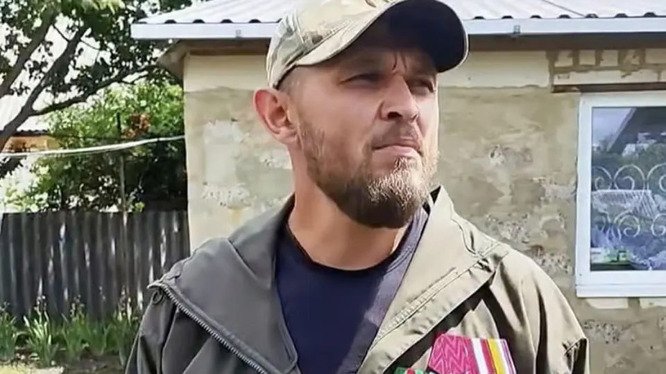 Ветеран СВО Александр Лунин после 11 дней в спецприемнике заявил, что его прежние обращения к президенту были вызваны контузией и воздействием «врагов России». Ранее он требовал встречи с главой государства, угрожал мятежом, после чего его арестовали и затем отпустили.