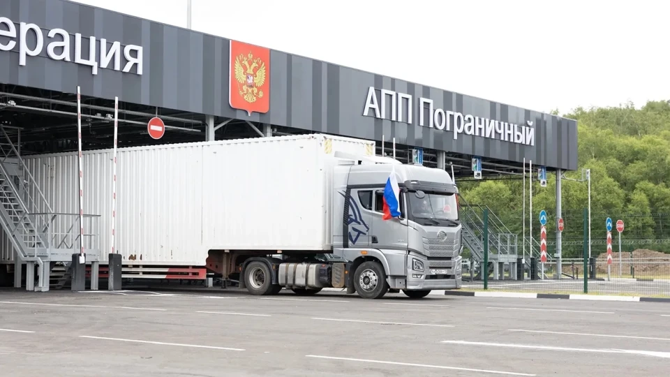 Индекс ставок на автоперевозки превысил 2 000 пунктов — из‑за дефицита топлива и перебоев с заправками тарифы растут, перевозчики отказываются от дальних рейсов или существенно повышают цены.