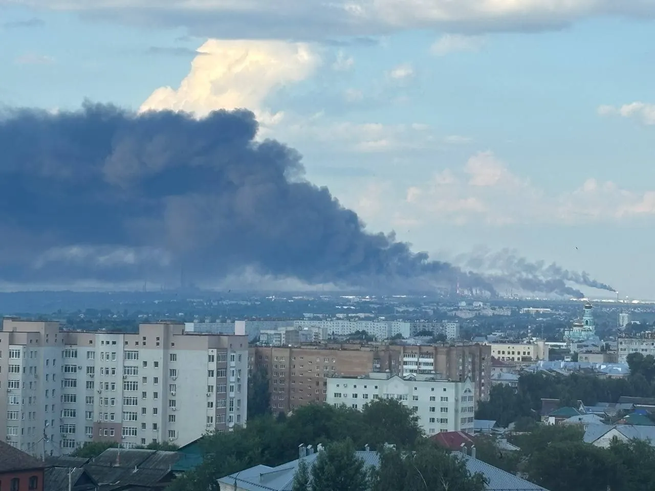 В результате налётов БПЛА в Самарской и Белгородской областях есть погибшие и раненые, повреждены промпредприятие и жилые дома. Власти и Минобороны сообщают о сотнях сбитых дронов.