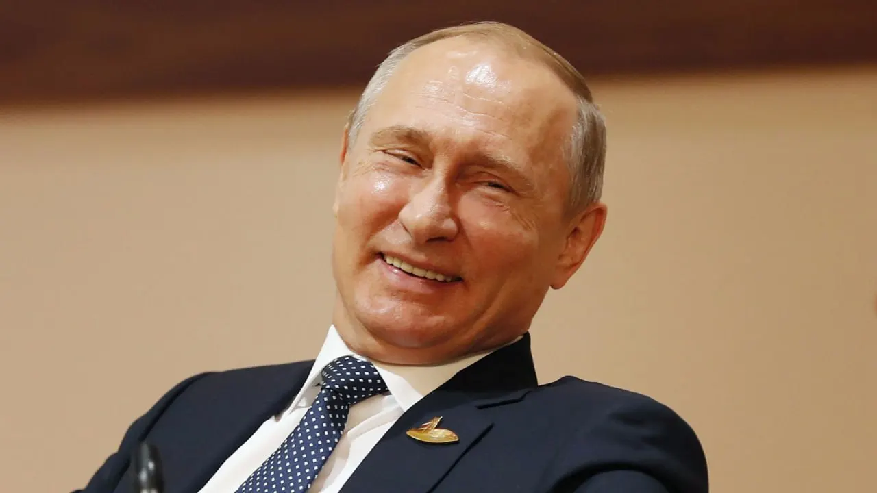 Несмотря на статус одного из крупнейших мировых экспортеров нефти, Россия стала закупать готовый бензин у Индии: первые поставки — около 60 тыс. тонн, в планах — до 400 тыс. тонн в месяц. Власти поручили проработать варианты импорта, переговоры подтверждены.