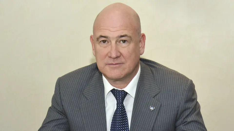 Дмитрий Тулеев, кандидат в Госдуму от «Единой России», в декларации за 2025 год указал доход 5 руб. 40 коп.; на счетах — 90,7 тыс. руб.; в собственности — доля в доме в Кемеровской области и квартира в Москве.
