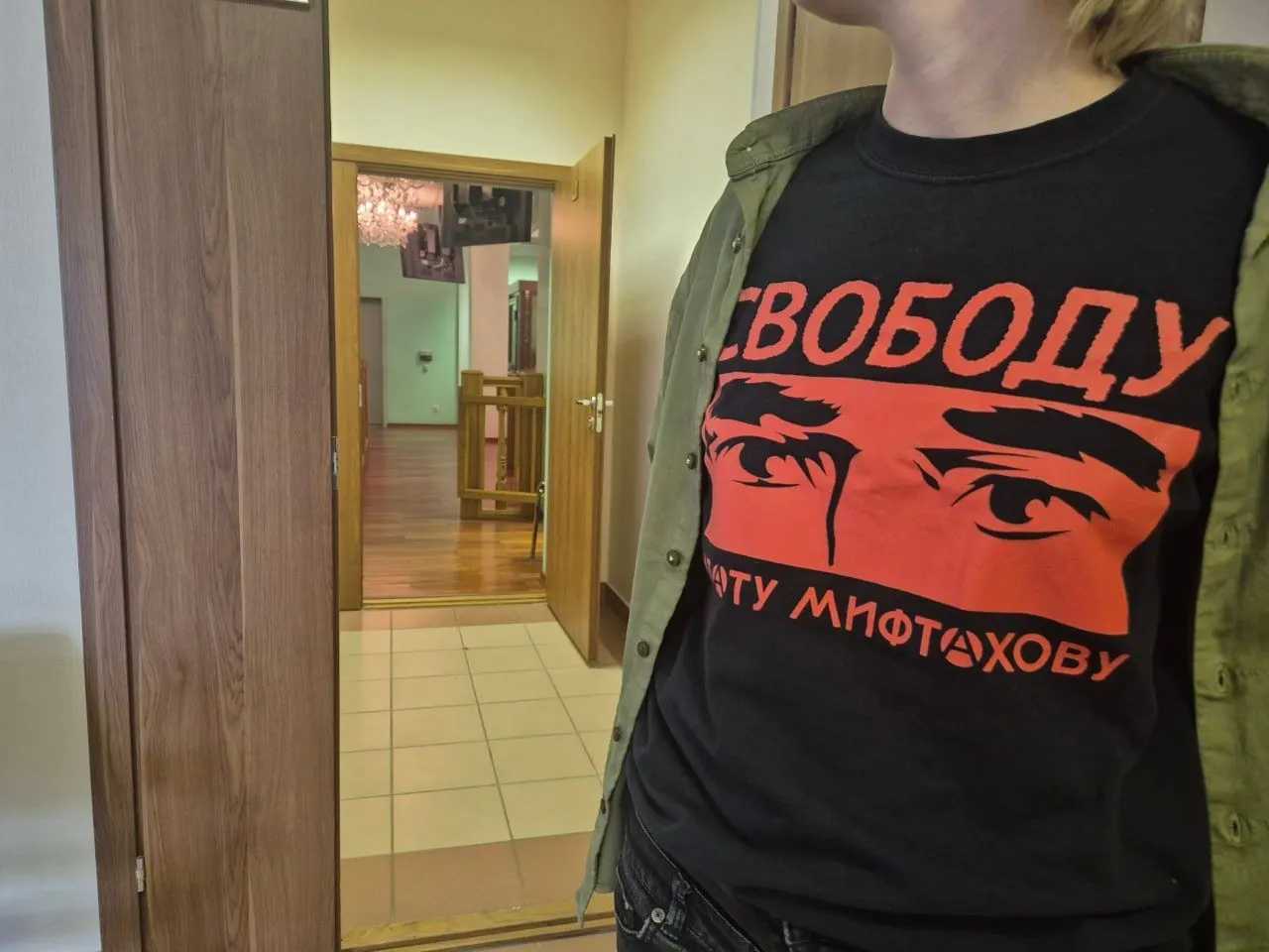 Суд признал неправомерным отказ следователя не заводить дело после жалоб на пытки в колонии №18. Мифтахов и его группа поддержки требуют привлечь виновных к ответственности и сохранить видеозаписи.