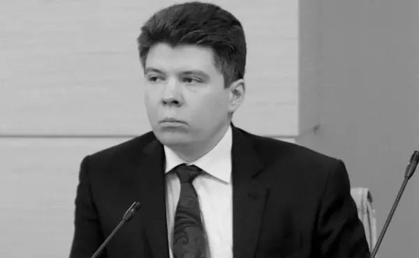Столичные власти подтвердили, что Алексей Старовойтов умер 30 июня; тело обнаружила супруга, предварительная причина — сердечно‑сосудистая недостаточность.