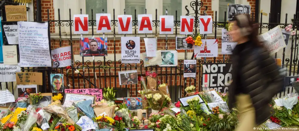 Лондон объявил о персональных и институциональных санкциях в отношении сотрудников московского научного центра «Сигнал», государственного НИИ военной медицины и ещё нескольких лиц. Меры связаны с разработкой «Новичка» и обнаружением эпибатидина в биоматериалах.