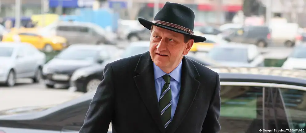 Уходящий посол Александр Ламбсдорфф рассказал, что за дипломатами наблюдают, как изменилась общественная повестка в России и почему, по его мнению, руководство страны не собирается сворачивать военные планы.