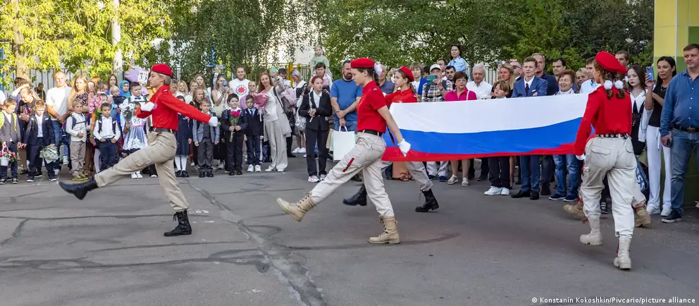 Во многих регионах России родители жалуются, что детей не принимают в старшие классы: введён конкурс, высокий проходной балл и в результате часть выпускников предлагают продолжить обучение в колледжах. Эксперты связывают это с изменением образовательной политики и ориентацией на среднее специальное образование.