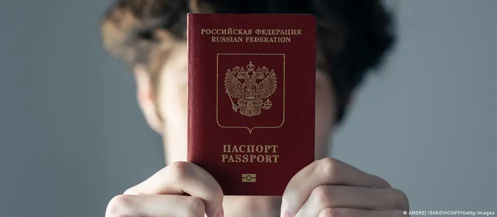 После возражений Франции и Италии проект запрета на въезд для россиян был пересмотрен: ограничения предлагается применять только к краткосрочным визам и лицам, непосредственно принимавшим участие в боевых действиях в Украине; при этом расширены гуманитарные и служебные исключения.