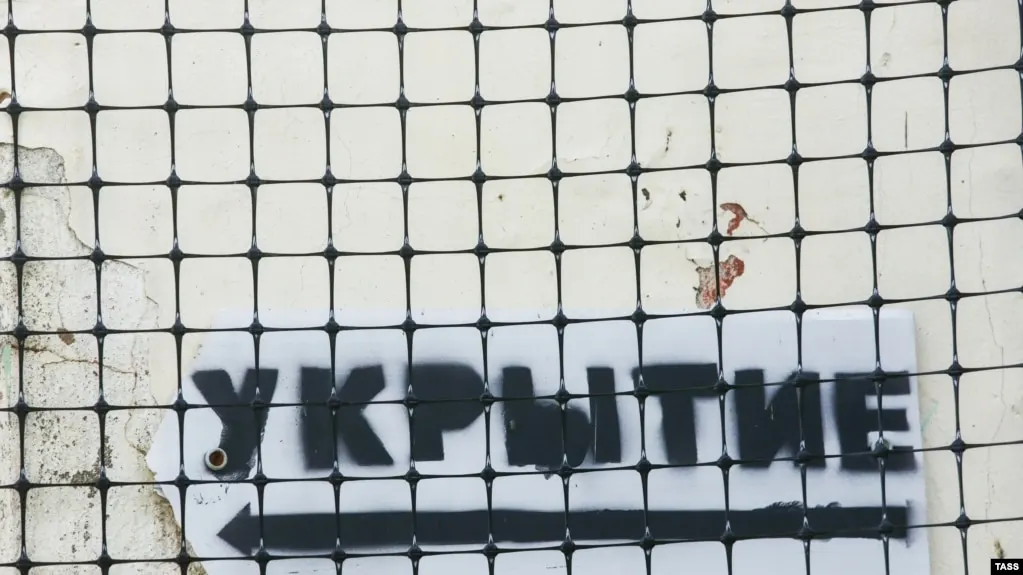 В результате ударов беспилотников и ракет в Калужской и Белгородской областях зафиксированы возгорания, повреждения инфраструктуры и перебои с подачей ресурсов. По официальным данным, сотни беспилотников были сбиты над разными регионами и акваториями.