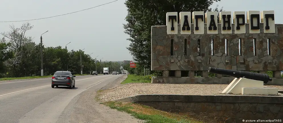 Серией атак беспилотников вызваны пожары на Ильском НПЗ в Краснодарском крае и на нескольких нефтебазах в Ростовской области; также пострадал Азовский оптико‑механический завод. По предварительным данным, пострадавших нет.