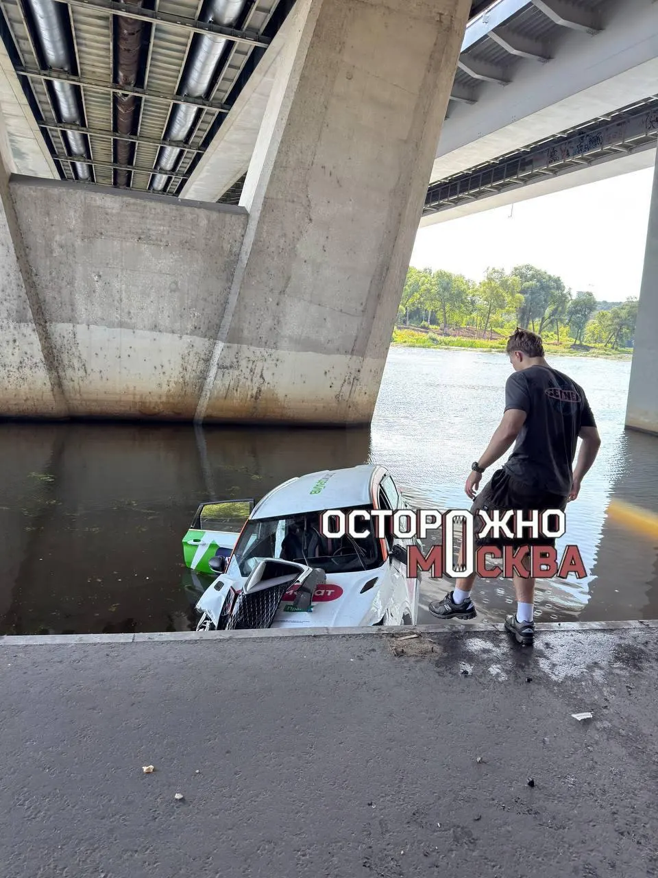 Автомобиль каршеринга съехал с дороги на Филёвской набережной и упал в воду — пострадавших нет.