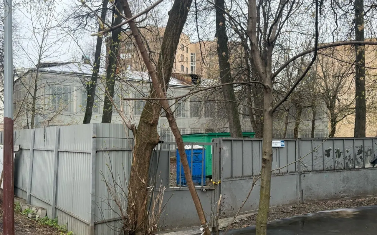 Детский сад 1937 года возле Патриарших прудов долго стоял пустующим. По данным источников, здание реконструируют под ЖК компании MR — в нём планируют разместить 41 квартиру; местные жалуются на заселение маргиналов.