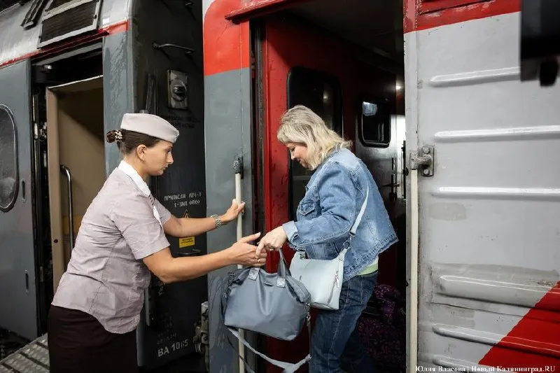 Тем, кто не успел купить билет на прямой рейс между Калининградом и Москвой, советуют ехать поездом Калининград—Адлер с пересадкой в Смоленске и далее электричкой «Ласточка» до Москвы. В поездах из/в Калининградскую область действуют ограничения по числу пассажиров.