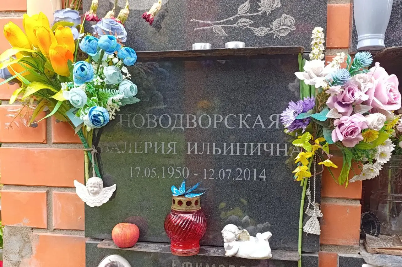 Москвичи приносят цветы и памятные фигурки к месту захоронения Валерии Новодворской, вспоминая её борьбу с репрессиями в СССР и оппозиционную деятельность в постсоветской России.