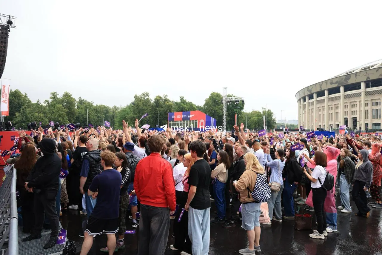 Несмотря на дождь, в «Лужниках» проходит большой праздник — концерт на открытом воздухе и День московского спорта с более чем двадцатью зонами активности и выступлениями популярных артистов.
