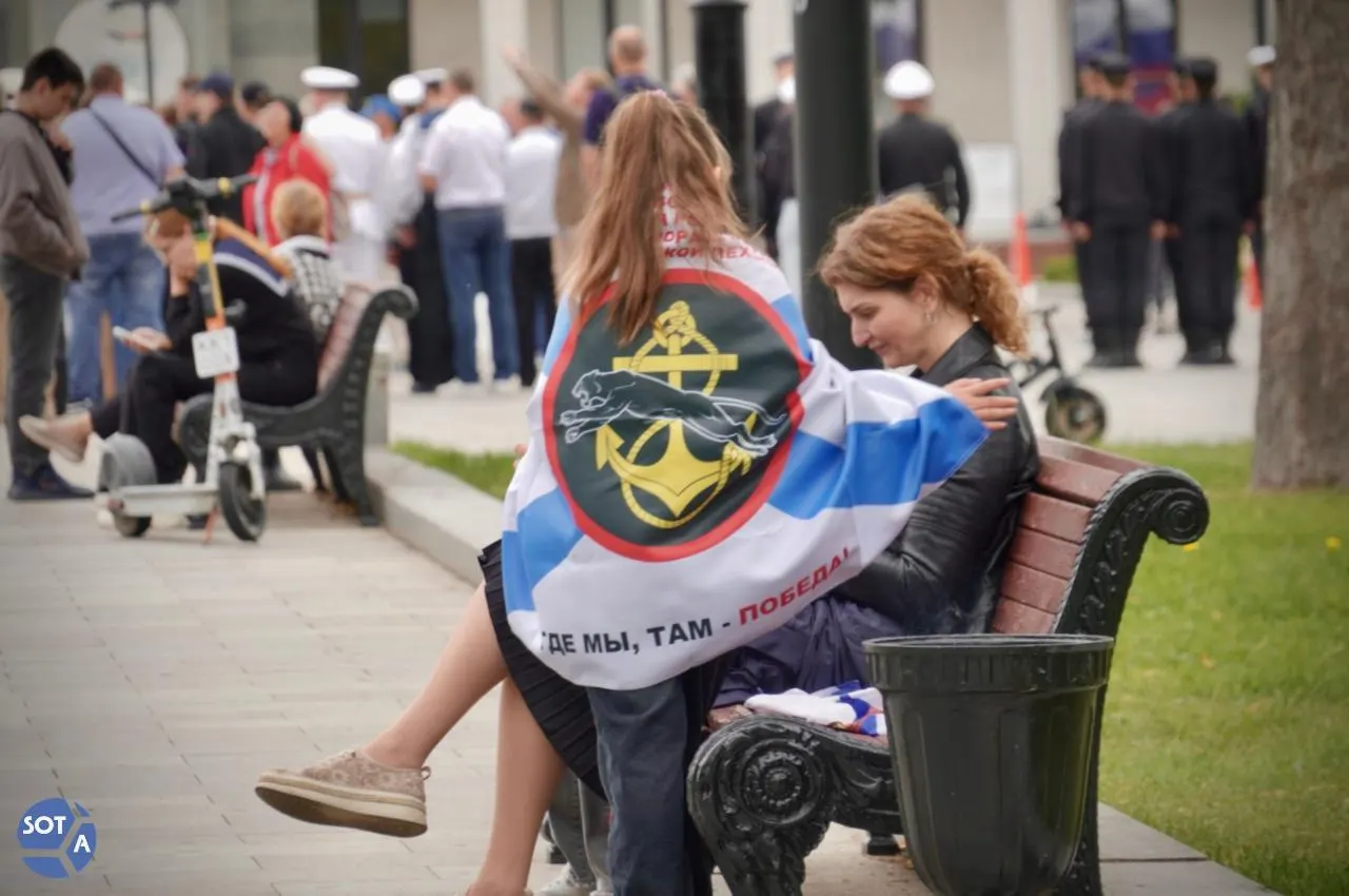 В Москве праздновали День ВМФ: командные заплывы на Речном вокзале, акции в Парке Победы и на Красной площади — мероприятия прошли при переменной погоде и небольшом числе людей в морской форме.
