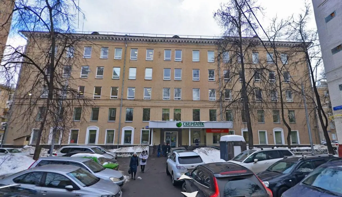 В районе Щукино продают пятиэтажное офисное здание на улице Расплетина, где расположен дополнительный офис банка. Аукцион начнётся 14 августа, причина продажи не сообщается. Здание построено в 1951 году.