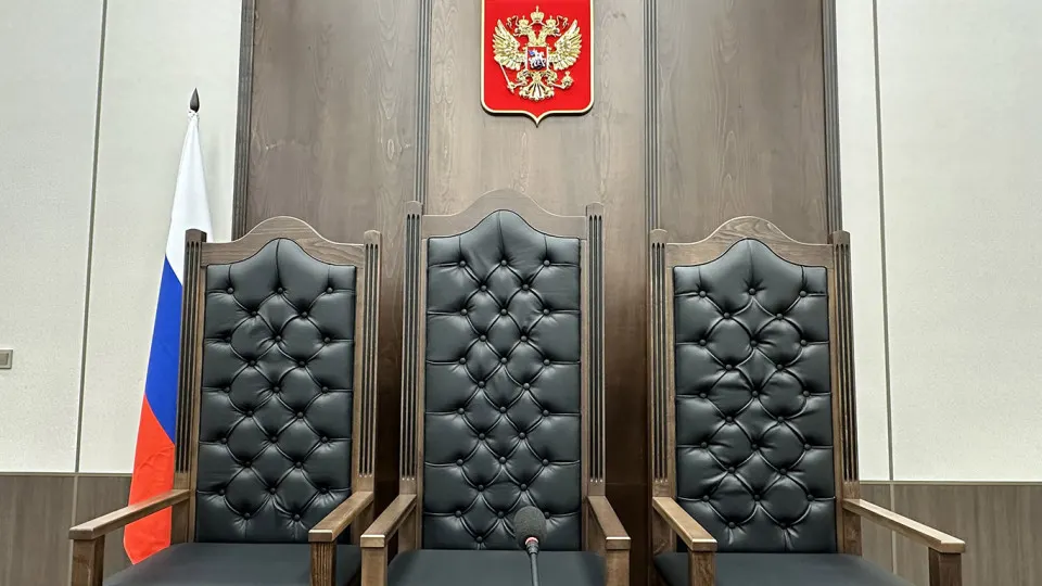 Правительственная комиссия одобрила инициативу, позволящую судам брать на работу студентов юридических вузов и специалистов со средним профессиональным юридическим образованием. Авторы проекта рассчитывают сократить кадровый дефицит; эксперты предупреждают о возможных рисках и говорят о необходимости улучшения условий труда.