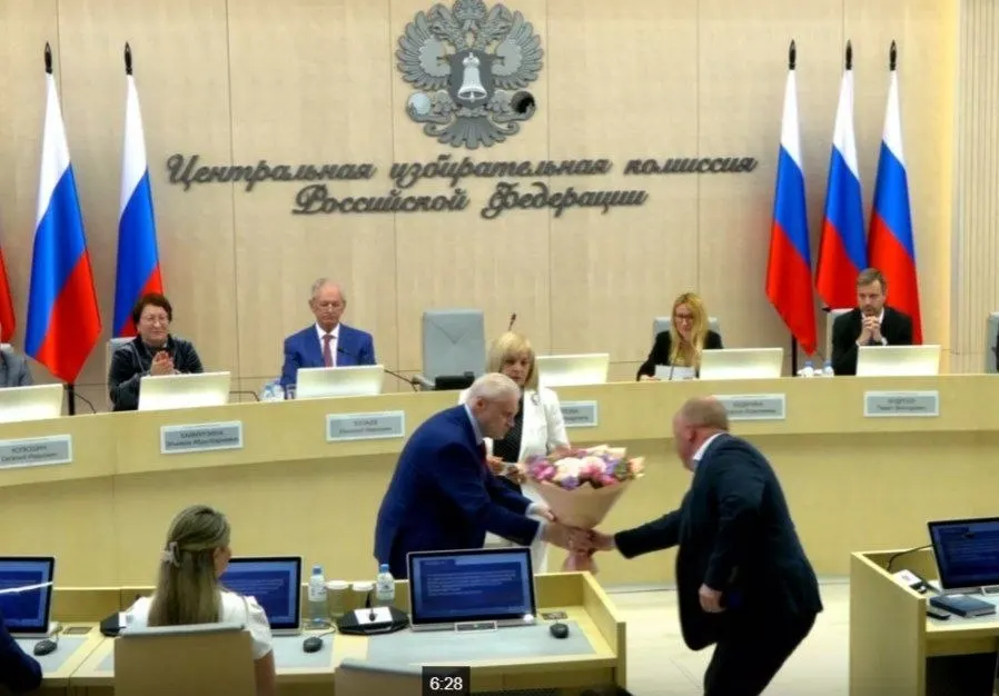 На заседании ЦИК единогласно зарегистрировали 260 кандидатов от «Справедливой России», приняли в состав комиссии представителя ЛДПР с правом совещательного голоса и утвердили 43 финансовых уполномоченных «Яблока» для работы в 42 регионах.