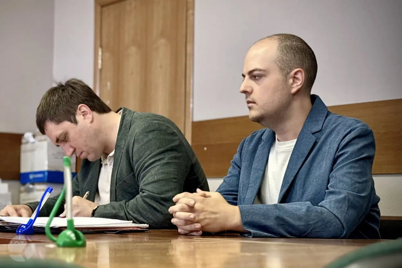 В Замоскворецком суде Москвы рассматривают дело против экс‑директора издательства: ему вменяют участие в запрещённой организации и составление классификации ЛГБТ‑книг; обвиняемый признал вину.