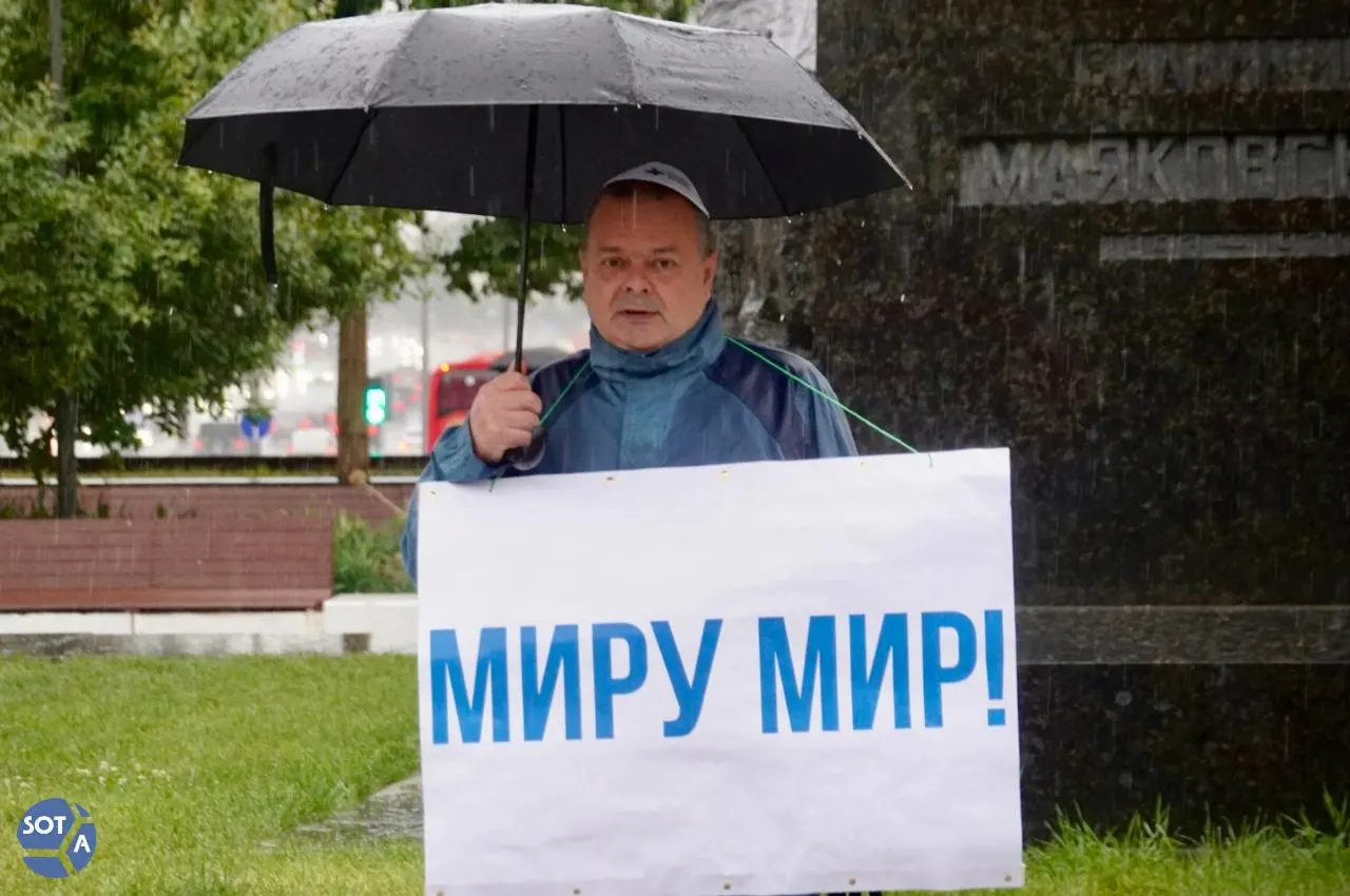 Активист Сергей Демин вышел на одиночный антивоенный пикет у памятника Владимиру Маяковскому, призвав к честным выборам и выступив за мир.