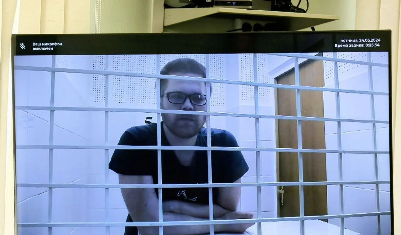 Мужчину, приговорённого к 14 годам лишения свободы, перевезли в ИК‑6 в Бежецке; его окружение ссылается на письмо матери. Статья рассказывает о приговоре, предложениях подписать контракт и адресе для поддержки.