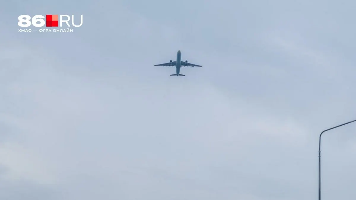 Во время рейса из Санкт‑Петербурга в Москву у воздушного судна образовалась трещина в лобовом стекле; самолёт вернули в аэропорт вылета, причины инцидента выясняются.