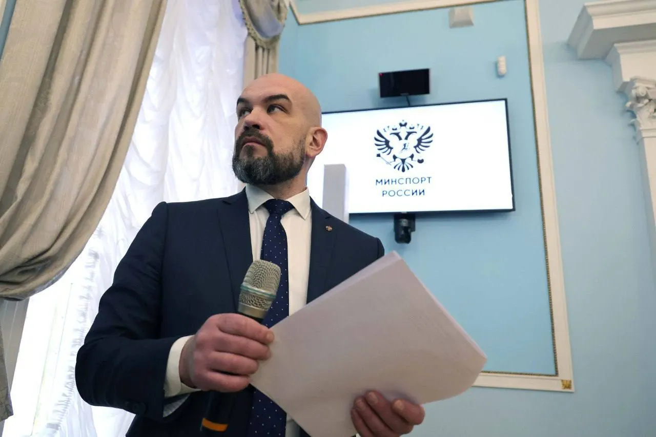 Диктор, озвучивающий парад Победы и протокольные мероприятия, рассказал, как работать с паузами, логическими ударениями и уверенностью голоса; порекомендовал простое упражнение — записать и проанализировать собственную речь.
