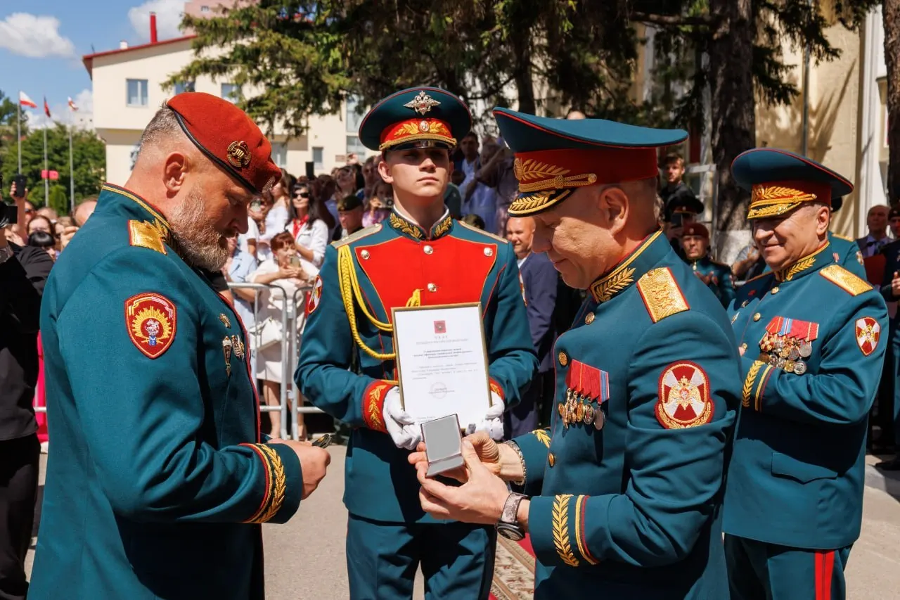 Начальнику Саратовского института войск национальной гвардии присвоено воинское звание «генерал-лейтенант». Погоны вручил заместитель директора Росгвардии Анатолий Маликов.