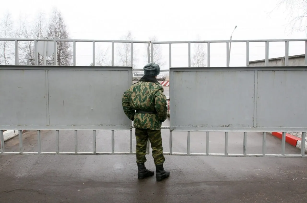 Депутат от Томска Владимир Самокиш заявил, что пропавшим без вести военнослужащим всё чаще присваивают статус «самовольно покинувших часть», что лишает их родственников положенных выплат. По оценкам, такие решения затрагивают десятки тысяч человек.