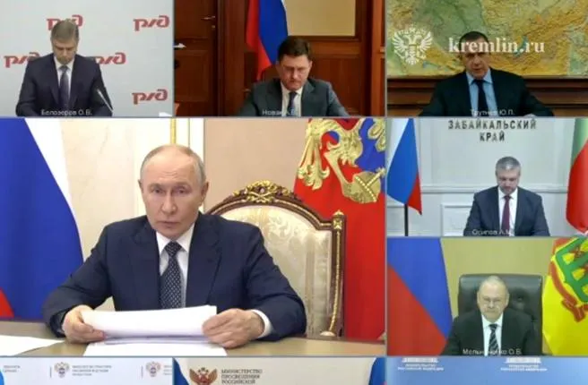 На видеосовещании с президентом обсудили работу топливного и транспортного комплексов: предложены мини‑НПЗ и увеличение импорта топлива. Президент поддержал инициативы и поручил ускорить привлечение малого и среднего бизнеса в производство нефтепродуктов.