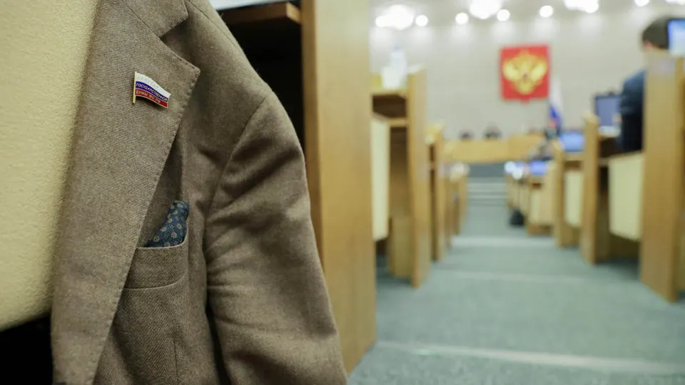 Правительство поддержало инициативу, которая отменяет наказания за отсутствие или несвоевременную подачу деклараций у депутатов региональных парламентов; документ требует доработки и продолжает ряд изменений в правилах декларирования.