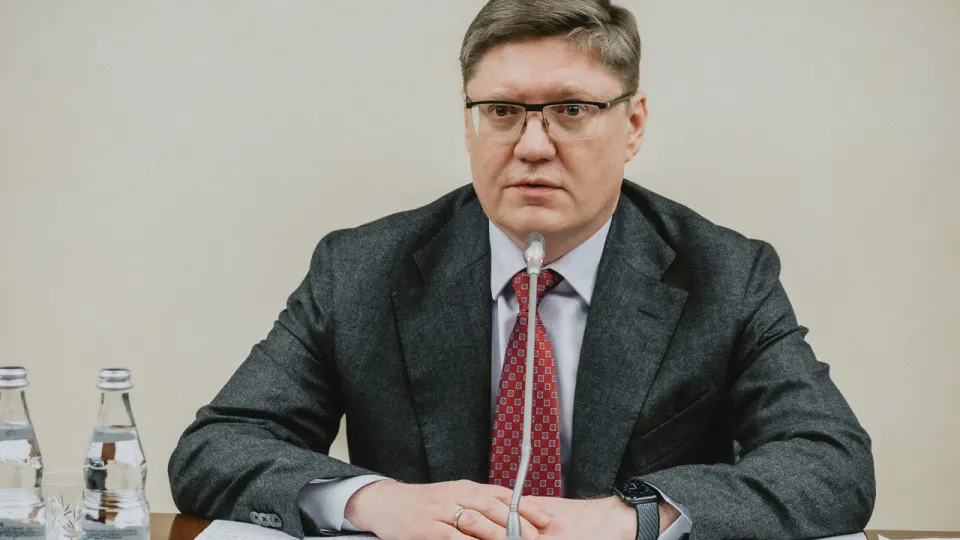 Депутат связал перебои с бензином с ударами по НПЗ, пообещал скорое восстановление мощностей и раскритиковал идею национализации. Между тем переработка нефти заметно сократилась, регионы вводят ограничения на продажу топлива, а на АЗС образуются километровые очереди.