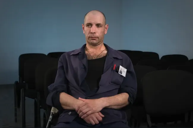 Антон Милаев, родственник Леонида Брежнева, участвовал в боевых действиях в Украине, был захвачен в плен весной 2026 года и позже рассказал о своём опыте. По его словам, он подписал контракт ради денег, получил выплату и после краткой подготовки оказался в штурмовых подразделениях.