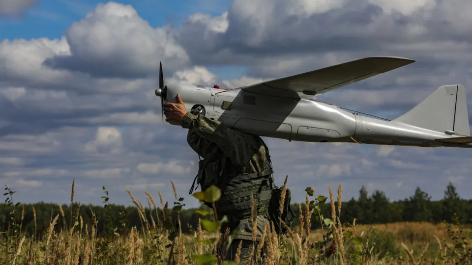Расследование нескольких изданий показывает: тесное военно-техническое сотрудничество Китая и России включает обмен данными с поля боя, поставки компонентов для автономных дронов и обсуждение способов нейтрализации спутниковных систем.