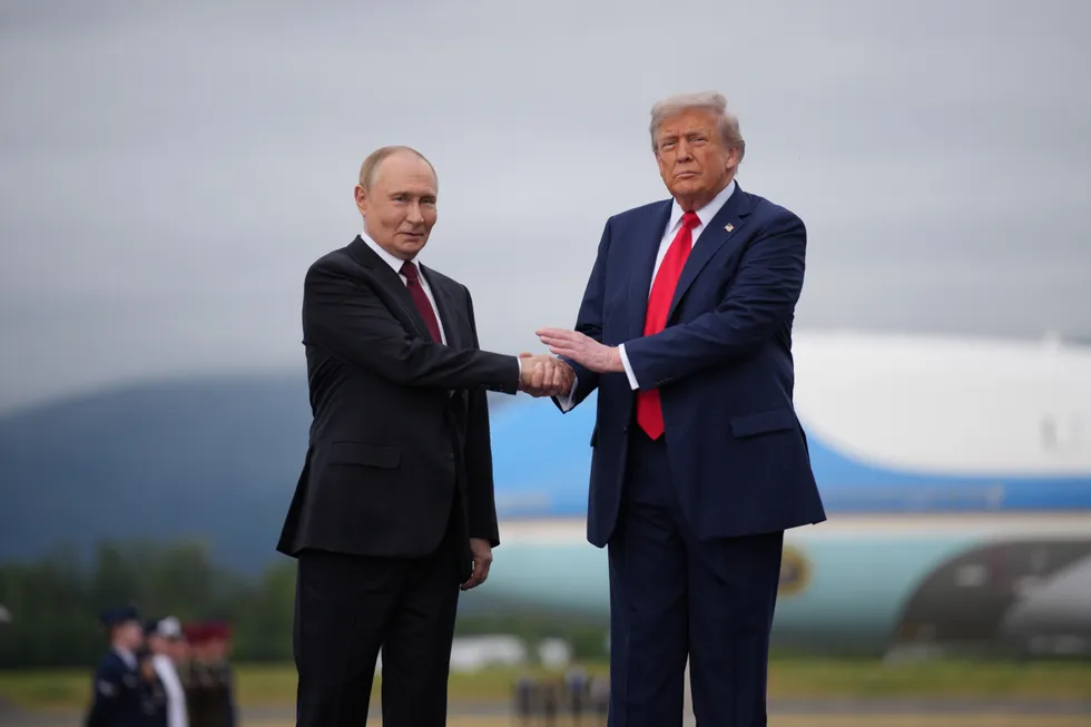 Встреча Путина и Трампа в Анкоридже в августе 2025-го породила термин «дух Анкориджа» — неопределённую форму договорённостей, на которую опиралась российская риторика. Со временем выяснилось, что формальных соглашений не было, и «дух» растаял.