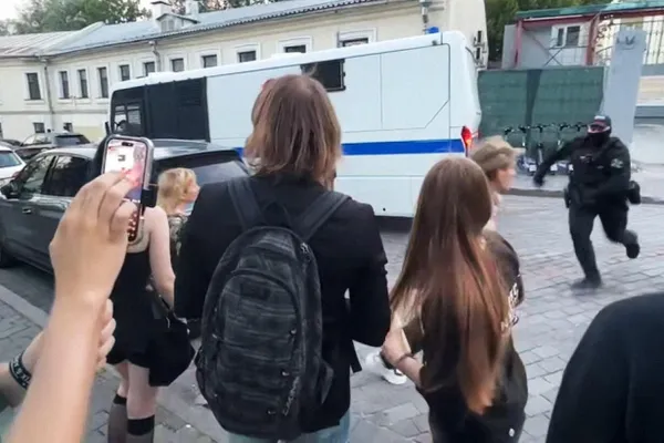 Поздно вечером 3 июля в центре Москвы прошёл рейд ОМОНа в районе Китай-города. Несколько десятков молодых людей задержаны — многие сообщают об избиениях, унижениях и применении электрошокеров; часть задержанных — несовершеннолетние.