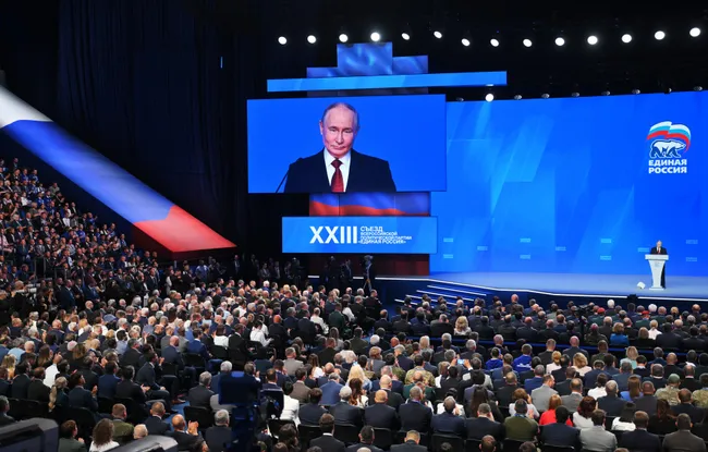 Администрация президента пересматривает KPI для партии власти: после первоначальных планов в 55% по спискам целевой результат в ряде регионов опустили до примерно 45%. Решение объясняют падением рейтингов и социально-экономическими проблемами.
