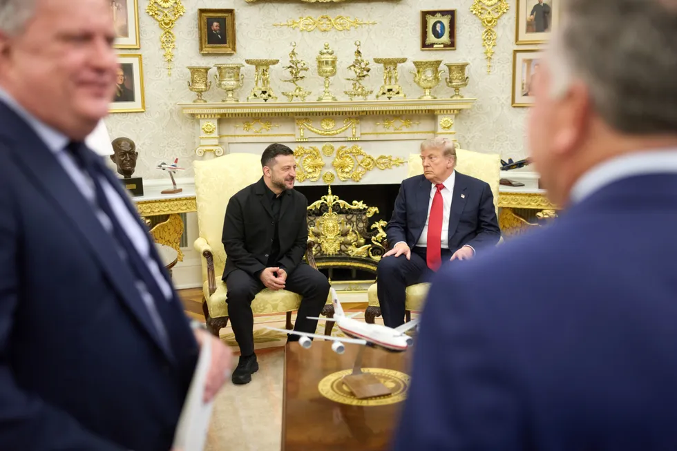 Президент Украины провёл в Вашингтоне встречу с Дональдом Трампом, обсудив экстренный запрос ракет для комплексов Patriot и перспективы дальнейшей помощи — одновременно сенат США продвинул инициативу о пошлинах на российские энергоносители. Также согласованы визиты спецпосланников в Киев.