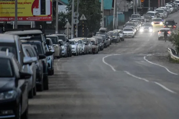 Данные о очередях и остатках топлива на автозаправках теперь видны не только водителям такси: на карте можно отфильтровать АЗС по типу топлива, увидеть, где недавно заправлялись автомобили, и оценить длину очередей. Сначала функция доступна в Москве и Петербурге, затем распространится на другие города.