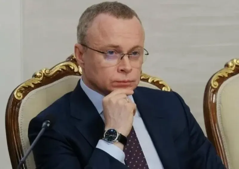 Ранее ему вменяли сбыт наркотиков в крупном размере; теперь следствие также подозревает экс‑чиновника в создании места для потребления запрещённых веществ. Задержание произошло во время вечеринки в гостинице на Лубянке в Москве.