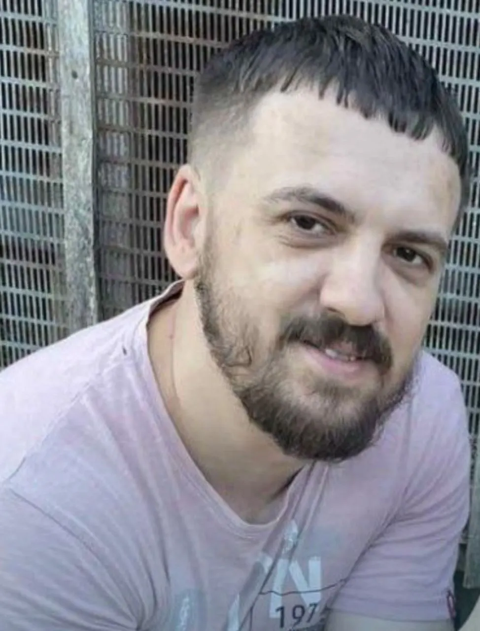 Антон Сычёв вышел из исправительного учреждения. Его дело связано с репостом видео и обвинениями в призывах к терроризму; ранее его допрашивали и штрафовали за комментарий в сети.