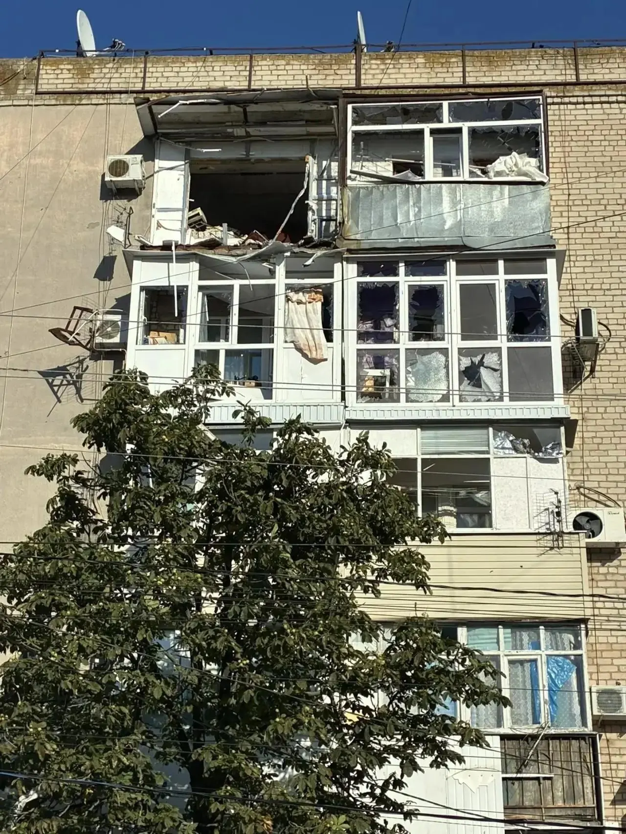 За сутки в результате ударов, которые власти приписывают ВСУ, пострадали свыше 100 человек; по данным ведомств, применялись дроны с поражающей начинкой, расследование продолжается.