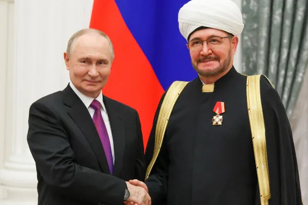 Тишинский районный суд Москвы назначил штраф за размещение в офисе двух картин, которые власти сочли разжигающими вражду; ранее Мухетдинова уже штрафовали по другой статье в связи с той же картиной о битве на Калке.