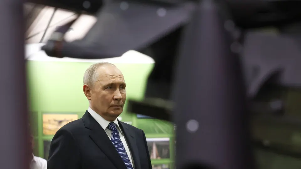 На форуме «Все для победы» глава государства сообщил, что граждане добровольно перечислили около 70 млрд рублей через Общероссийский народный фронт, и заявил о дальнейшем укреплении финансовой и военной сфер на фоне роста военных расходов.