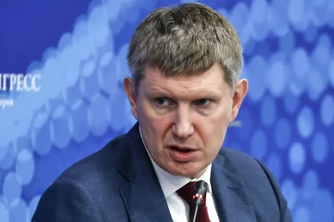 Минэкономразвития ввело правило: с 1 сентября 2026 года гостиницы с более чем 50 номерами обязаны принимать постояльцев без паспорта при подтверждении личности через госмессенджер «Макс». Отелям дадут время на подключение систем и обучение персонала.