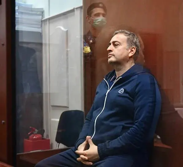 Перовский суд Москвы признал двоих бывших высокопоставленных сотрудников МВД Дагестана виновными в коррупции: одному назначили 15 лет, другому — 12 лет лишения свободы, каждому — штраф 50 млн рублей. Суд установил получение взяток, схему с криптоинвестициями и последующую конфискацию имущества на сотни миллионов рублей.