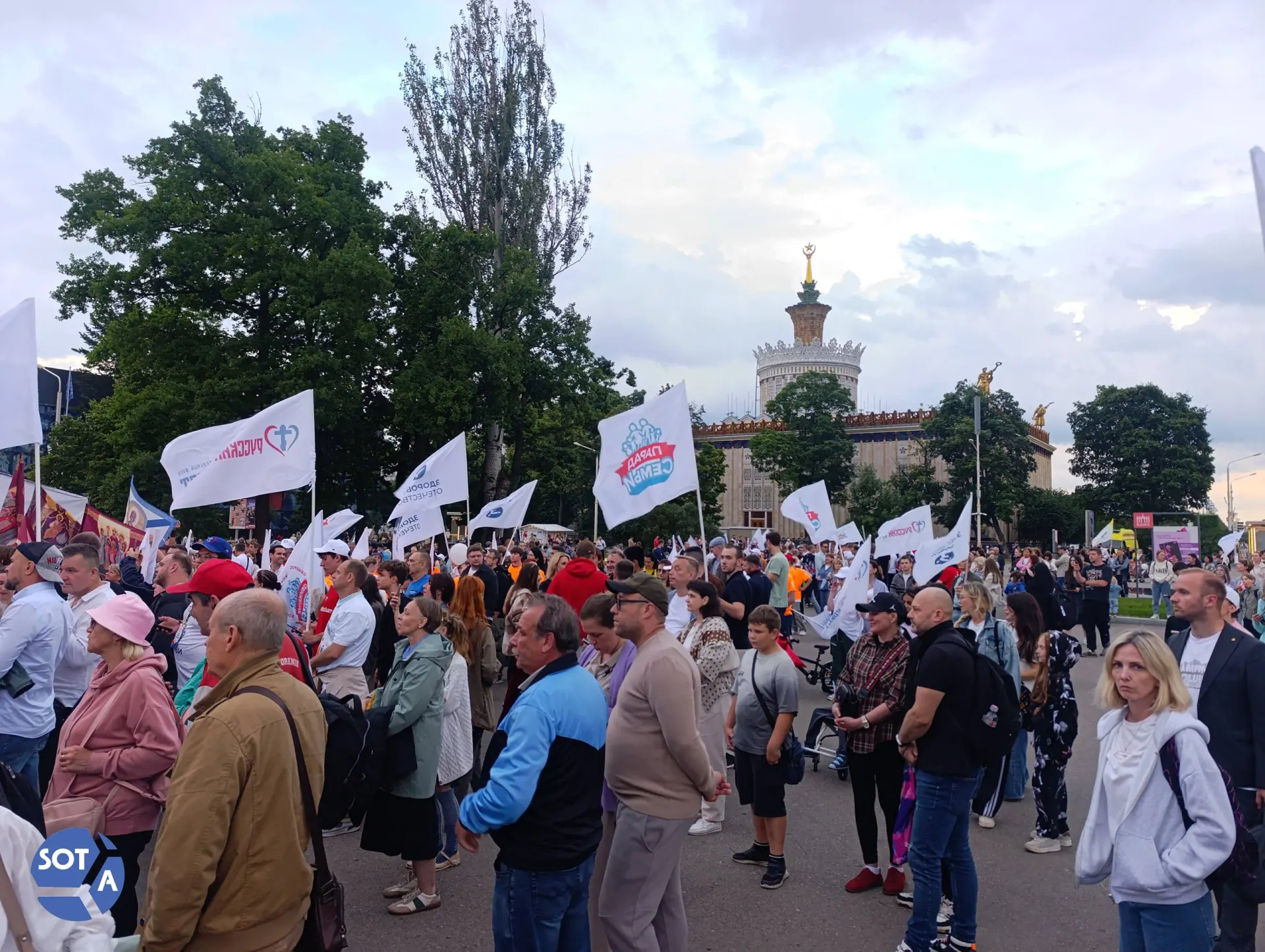 Около 500 человек прошли колонной по ВДНХ; шествие завершилось у сцены выступлениями и призывами лидеров общественных движений.